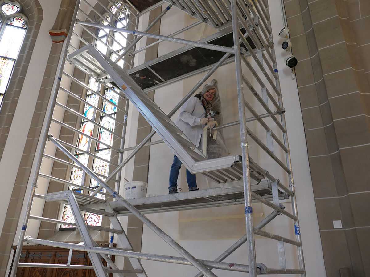 Malerischer Spiegel an der gotischen Madonna in St. Crescentius (Foto: Karl-Franz Thiede)